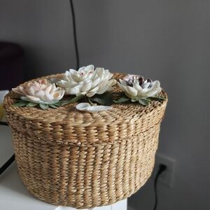VINTAGE CHINEESE SWEETGRASS BASKET WITH SEASHEELS 1950S
